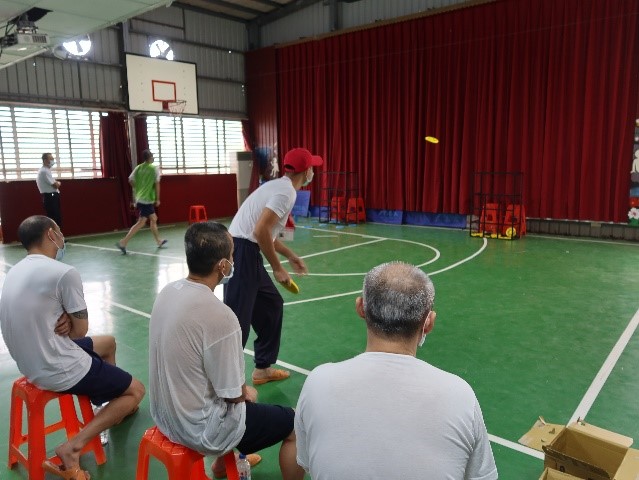 Frisbee throwing competition for inmates' recreational activities